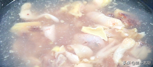 如何炖老母鸡汤好喝又营养，母鸡汤放什么材料煲汤好喝（鸡汤这样炖绝了）