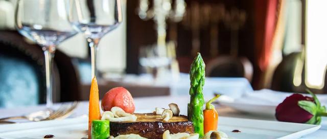 开夜床是什么意思，开夜床是啥意思（高端酒店里面的“特色”服务）