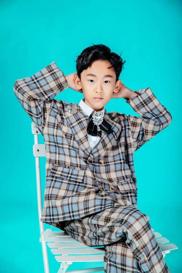 关于父亲的歌，关于父亲的歌曲有哪些好听的（昆明市11岁男生吴晨睿演唱《父亲》MV）