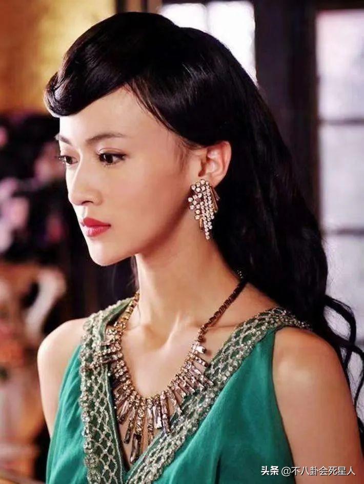 她在成名前也是演了很多配角,比如《烽火佳人》的青萍(红羽),那时的她