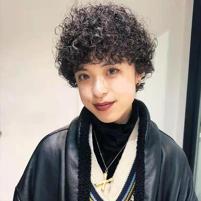 适合自然卷女生的短发，适合自然卷女生的短发图片（短发别再烫“满头卷”了）