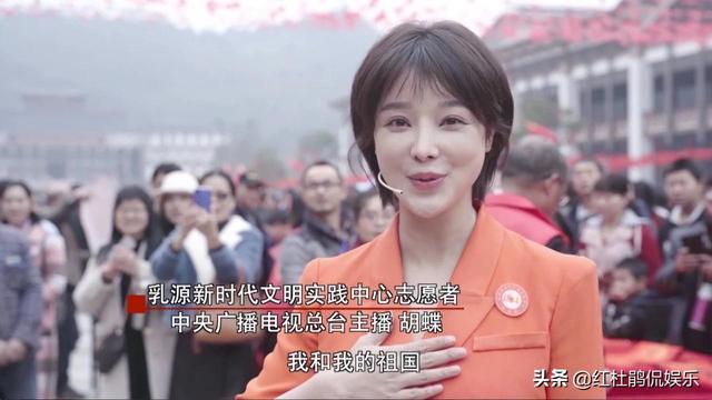 央视新闻主播胡蝶主持科普直播，形象风格大变样，不戴假发更好看