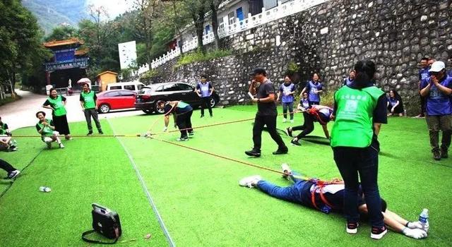 男女间的互动小游戏，男女间的互动小游戏大全（50个室内趣味团建游戏活动）