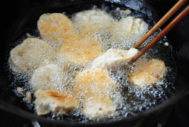 怎么炸藕盒又软又酥的做法，炸藕盒怎么做不软还酥脆（面糊调制是关键）