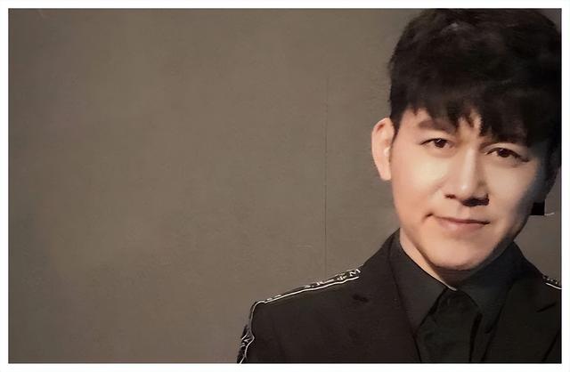 乌龙闯情关主题曲，抖音最火100首歌曲（歌红人不红的9位歌手）