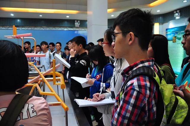 本科生考公务员的条件和要求，本科生能考公务员吗（达到要求的有望免试成“公务员”）