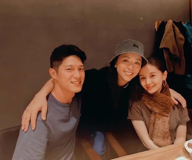 王子文35周岁生日，蒋欣送祝福叫她“小妖精”，男友亲自做蛋糕