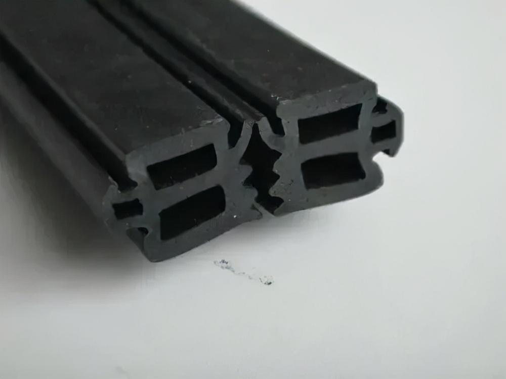 5+20+5中空玻璃安全吗，5+22+5中空玻璃安全吗（每天一个案例分享丨封阳台选好窗）