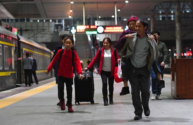 年青一代的养老压力有多大，当代年轻人养老（61年来首次出现人口萎缩所引发的长期风险）