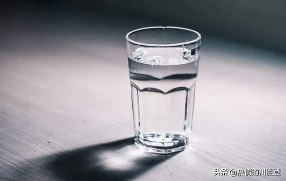 酱香型酒和浓香型酒哪个好喝，酱香型浓香型哪个好喝（酱香型的好还是浓香型的好）