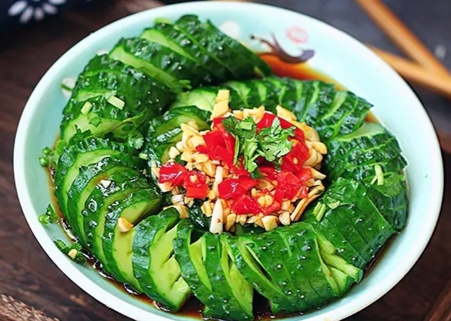 黄瓜凉拌要切片还是拍碎更好吃，拌黄瓜切丝还是切片（凉拌黄瓜别只会拍）