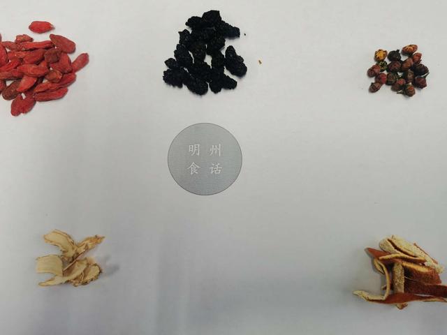桑葚泡水作用与功效禁忌，桑葚干泡水的功效与作用及禁忌（桑葚干便宜好处多）