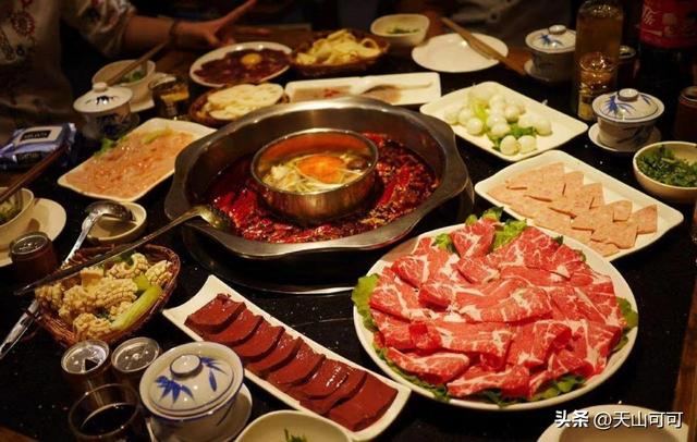 羊肉火锅配菜有哪些，羊肉火锅底料配方（入秋吃涮羊肉时的3个好搭档）