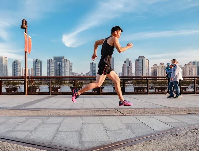 女人长期跑步的好处，长期慢跑的女人气质（55岁富婆坚持跑步10年）