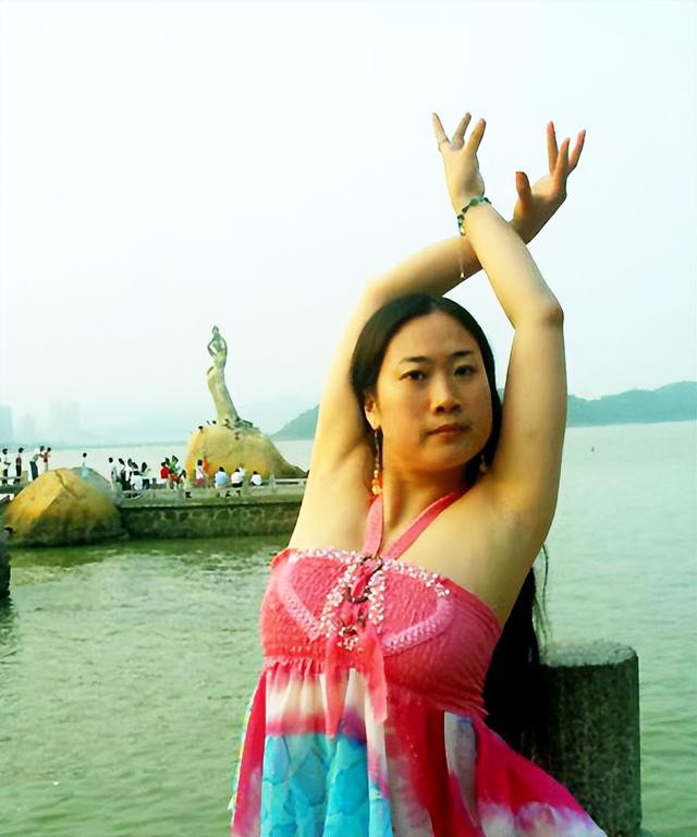 芙蓉姐姐整容前照片，芙蓉姐整容了吗（从扮丑网红到亿万富婆）