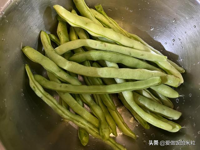 干煸豆角最简单的做法，干煸豆角怎么做好吃最简单（过年用它招待宾客很不错）