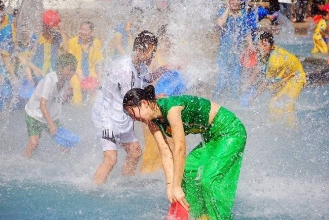 傣族的传统节日，彝族的传统节日（傣历新年是泼水节）