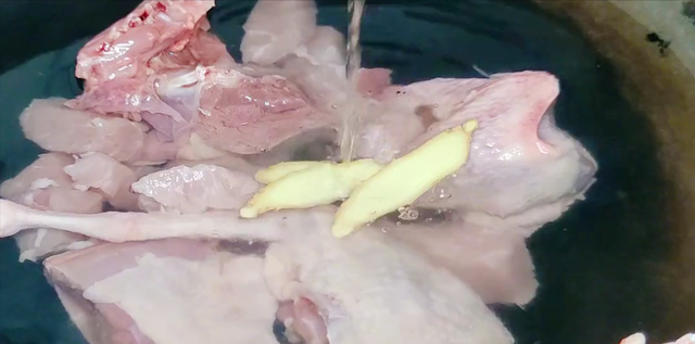 鸽子煲绿豆汤的做法，清炖鸽子汤的做法（鸽子肉嫩不腥）