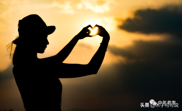 女生对男生有好感的表现，哪些行为可能表示女生对自己有好感（她会透露三个信号告诉你）