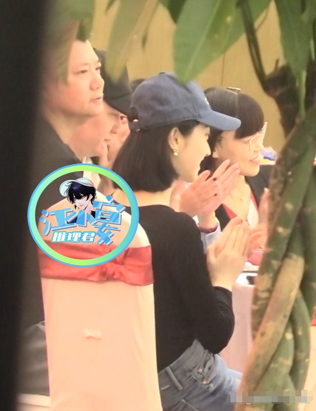 冯绍峰近照中年发福，与景甜同框身材反差大