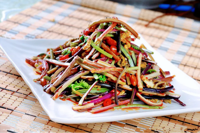 水蕨菜和山蕨菜的区别有哪些，山野菜水蕨菜（被称为山菜之王的蕨菜会不会致癌）