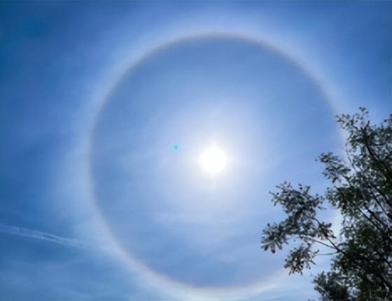 太阳周围有一圈彩虹，太阳周围为何会出现彩色光环（太阳登场自带“彩虹光环”）