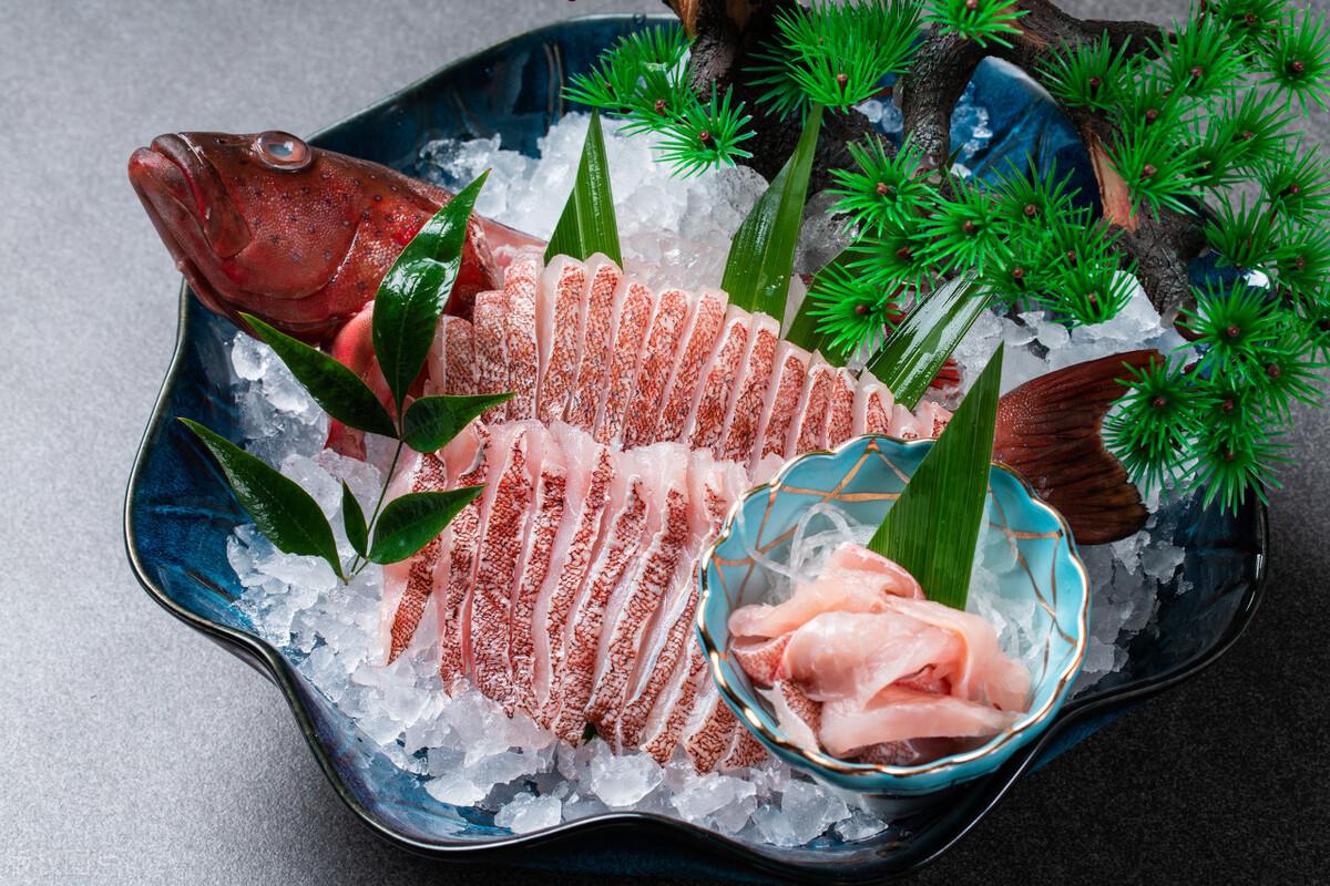 所谓的刺身,其实就是日本人对于不需要烹煮就直接食用的肉类的一种