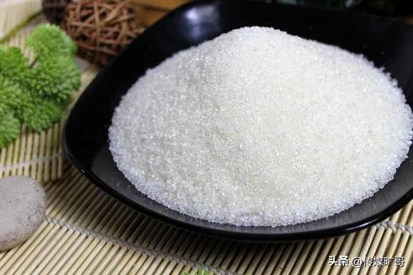 白砂糖和绵白糖的区别，绵白糖和白砂糖有什么区别（你以为白糖都是用甘蔗加工成的吗）