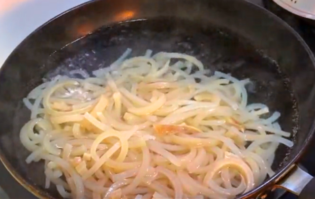 猪肉皮如何做好吃又软，红烧肉的猪皮怎样做才软（少吃水果多吃猪皮）