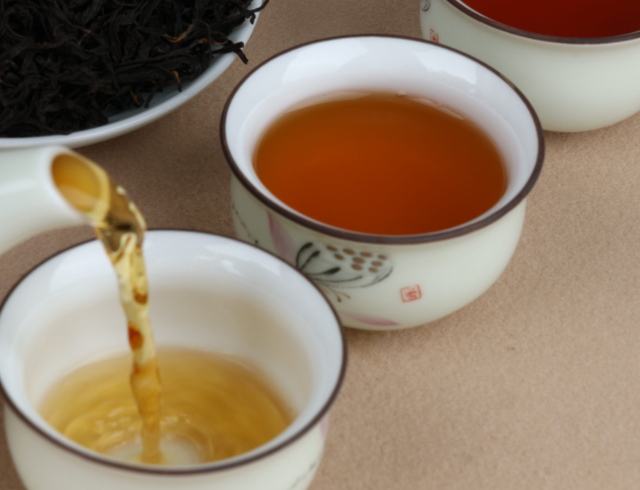 夏天喝什么绿茶比较好对身体(夏天喝茶,该喝红茶还是绿茶)