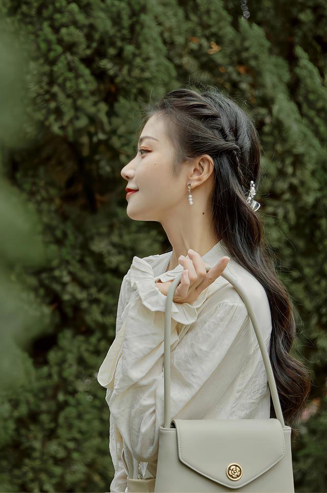 圆脸适合什么眼镜，圆脸适合什么眼镜框女（不同脸型适合什么样的配饰）