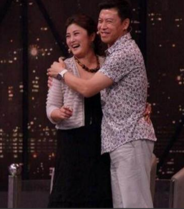 胡亚捷与妻子汤静：一边互相嫌弃，一边不离不弃，活成儿子的榜样