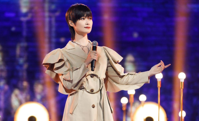 刚染完蓝黑很蓝怎么办，蓝黑染出来偏蓝怎么办（38岁李宇春现身三亚）