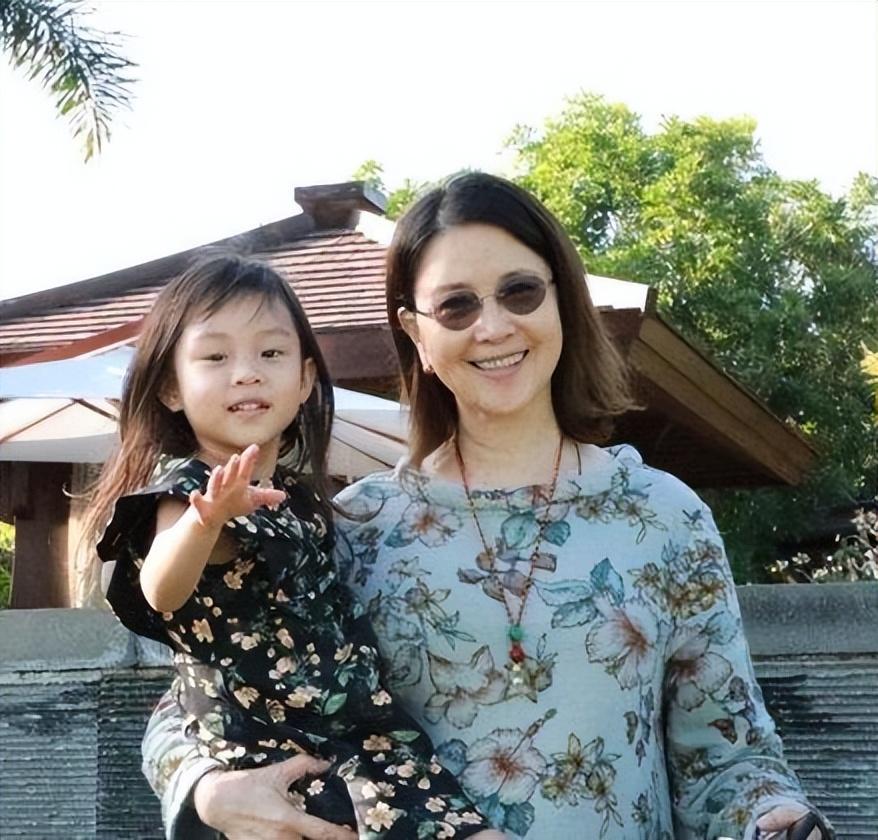 贾乃亮个人资料简介，贾乃亮个人资料介绍（李小璐的母亲张伟欣）