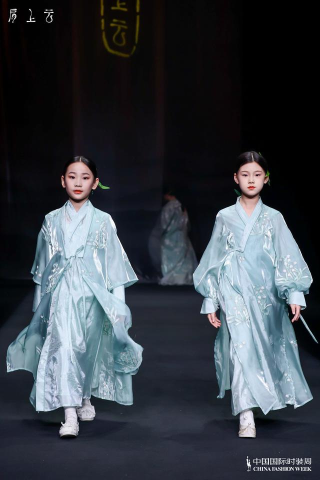 肩上的云歌词，肩上云系列在2023秋冬中国国际时装首秀