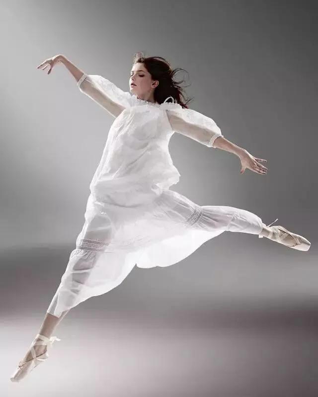 萨凡娜布莱德，萨凡娜是电影不要回头的女主角吗（秀色空绝世却清醒独立的精灵仙子）