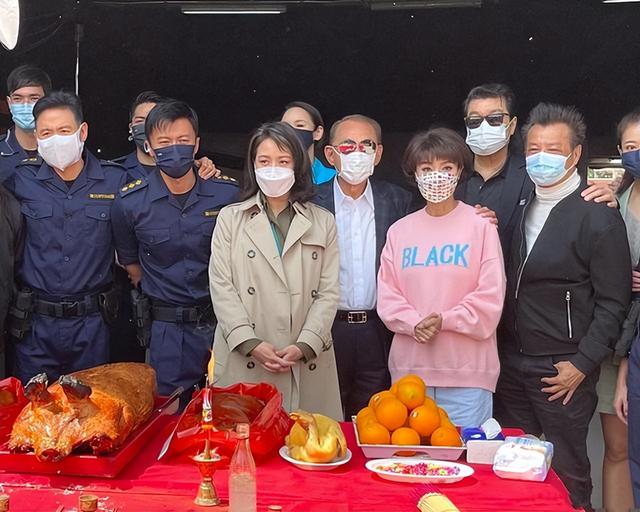 粉色卫衣搭配图片，7款粉色卫衣穿搭（穿粉卫衣配短发甜美减龄）