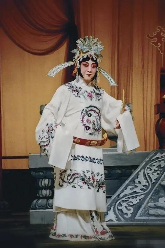 杜近芳现代京剧艺术欣赏，杜近芳“十大名剧”掠影