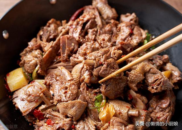 大鹅怎么炖才好吃，大鹅怎么炖好吃（铁锅“只”炖大鹅）