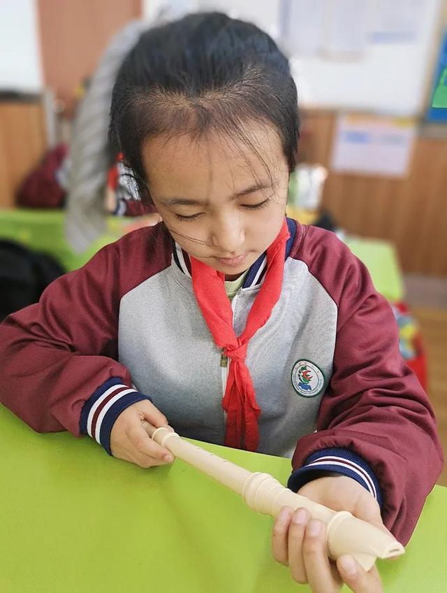 六孔竖笛入门教程，如何学竖笛（山东省青岛市城阳长城路小学竖笛课程开课啦）