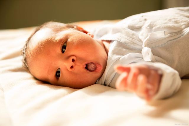 新生儿晚上不睡觉，婴儿晚上老是不睡（这些可能是导致新生儿无法睡整觉的原因）
