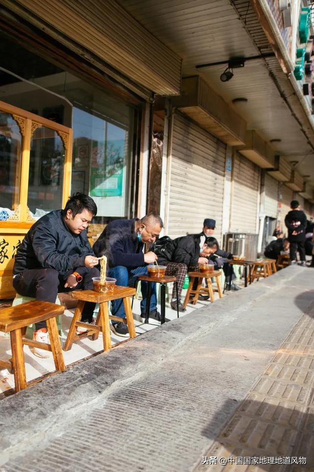 担担面的来历，担担面的来历25个字（臊面、呱呱、糊锅、牛肉面...甘肃人的早餐到底多瓷实）