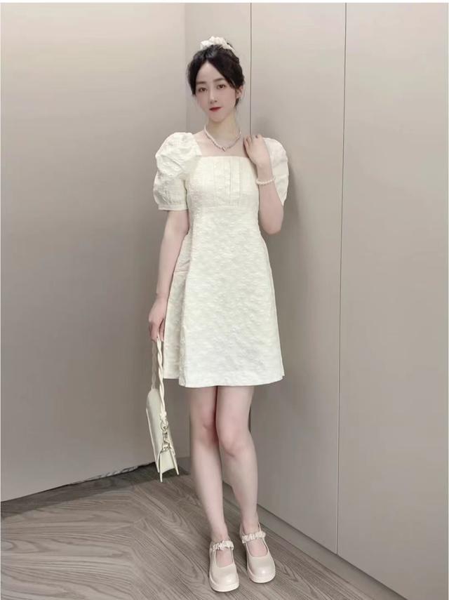 白裙子是什么意思,白裙子的意思(女人夏天穿小白裙搭配什么上衣和鞋子