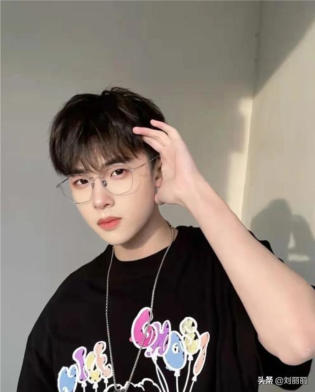 短头发怎么扎，两侧铲短pk男士碎发（短头发怎么扎起来）
