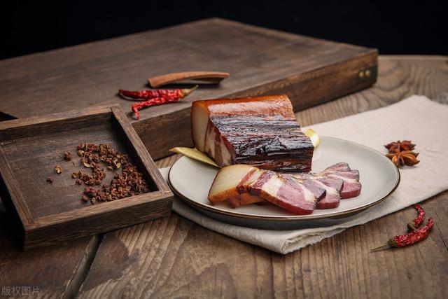 烟熏腊肉怎么清洗，腊肉怎么洗（腊肉要腌制多少天才可以晒）