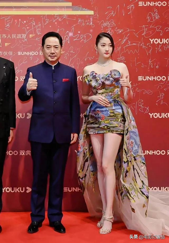 一打扮就惊艳的女生，什么人是一打扮起来就很惊艳的（热依扎黑寡妇造型揽大奖）