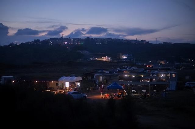 形容安静的四字词语，带有安静的四字词语要四个（<>的静谧，该怎么填空）