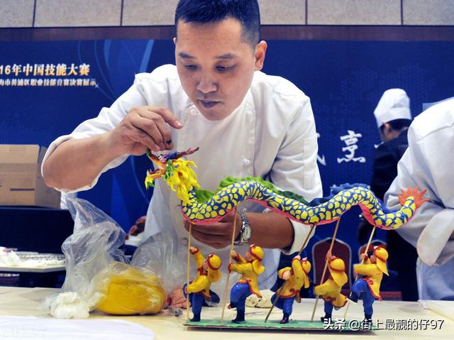 中国厨师等级怎么划分，中国厨师等级怎么划分出来（中式烹调师称为厨师分为几个等级每个等级考试条件有什么不一样）