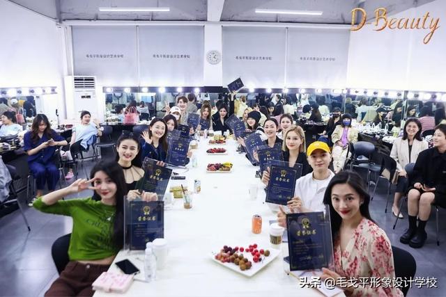 毛戈平化妆品产品介绍，毛戈平化妆品创始人（毛戈平MGP携手抖音美妆打造专业彩妆学院）