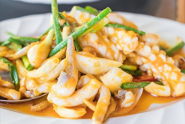 怎么炒鲜鱿鱼,怎么炒鲜鱿鱼须(直接下锅是大忌)